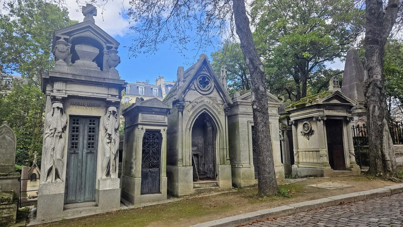 Père-Lachaise: El Jardín de los Genios Dormidos